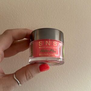 SNS Dip powder in color Atomic Strawberry